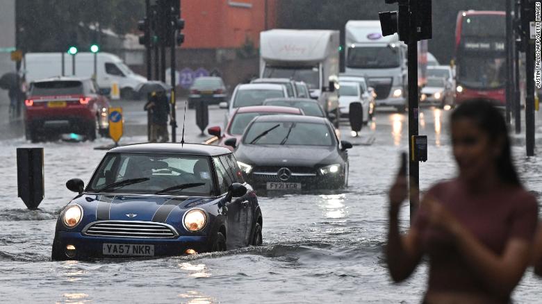 Sấm sét gây ra lũ quét ở London, đường xá và ga xe lửa bị ngập lụt!